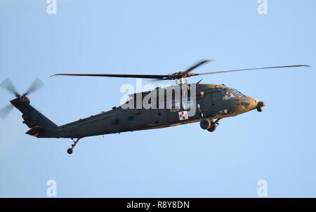 Ein U.S. Army UH-60 Black Hawk Hubschrauber von 10 der 10 Mountain Division Combat Aviation Brigade von Fort Drum New York führt eine Traffic pattern Schulung Flug März 7, 2017, in Katterbach Army Airfield in Ansbach, Bayern, Deutschland. Während der Verkehr Muster Ausbildung Flüge, Piloten führen Sie mehrere wichtige Manöver und Aufgaben, einschließlich der, die koordiniert wird, Managing Fluggeschwindigkeit und Landung. Ist der 10 Mountain Division Combat Aviation Brigade ist auf neun Monate Rotation zur Unterstützung der Atlantischen lösen. Atlantic ist eine Demonstration der anhaltenden US-Engagement für c Stockfoto