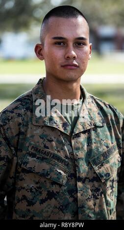 Pvt. Juan Piraguata Ortega, Platoon 2018, Hotel Company, 2. rekrutieren Ausbildung Bataillon, erwarb die amerikanische Staatsbürgerschaft März 9, 2017, auf Parris Island, S.C. Vor verdienen Staatsbürgerschaft, die Bewerber müssen Kenntnisse der englischen Sprache und der amerikanischen Regierung, zeigen gute moralische Charakter und den Treueid auf die US-Verfassung. Piraguata Ortega, von Hamilton, N. J., ursprünglich aus Kolumbien, ist zu graduieren, 10. März 2017 geplant. Stockfoto