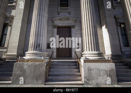 MONTREAL, KANADA - 4. NOVEMBER 2018: Bank von Montreal logo, bekannt als BMO, vor ihrem historischen Sitz in Old Montreal. "Banque de Stockfoto