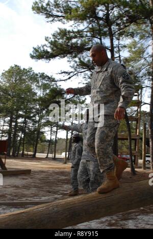 Sgt. 1. Klasse Billy G. Wilson II 7303Rd medizinische Schulung Support Bn zugeordnet. in Fort Gordon, Georgien, packt das Vertrauen Kurs auf März 2. Wilson ist einer von sechs Soldaten der Armee finden Medizinische Befehl, die am 1. März, vorbereitet Im Befehl konkurrieren besten Krieger Wettbewerb für 2017 1-5 März gehalten an das geistige Zentrum des Manövers Kraft - Fort Benning, Georgia. Die besten Krieger der Wettbewerb würdigt Engagement für die Soldaten der Armee Werte zeigen, die Warrior Ethos verkörpern und die Kraft der Zukunft dar. Stockfoto