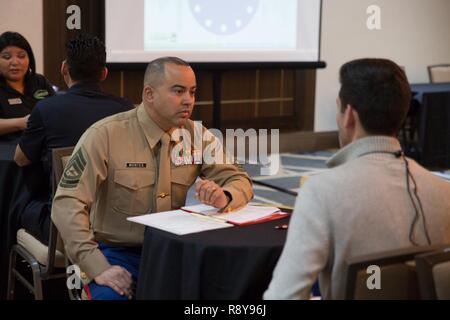 Master Sgt. Abiud Montes, Recruiting Support Officer, 6 Marine Corps Bezirk, führt ein Interview mit einem Schüler teilnehmen, Latinos in Wissenschaft und Technik Leadership Academy (maes). MAES wurde 1974 gegründet, um die Zahl der Latinos in den Ingenieurwissenschaften zu erhöhen, technischen, mathematischen und naturwissenschaftlichen Bereichen. Die Mission der Organisation zu fördern, zu pflegen und zu ehren Spitzenleistungen in Bildung und Führung unter Latinos Ingenieure und Wissenschaftler. Stockfoto