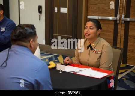 Maj. Jessica Van DeJesus, Recruiting Support Officer mit 6 Marine Corps Bezirk, führt ein Interview mit einem Schüler teilnehmen, Latinos in Wissenschaft und Technik Leadership Academy (maes). MAES wurde 1974 gegründet, um die Zahl der Latinos in den Ingenieurwissenschaften zu erhöhen, technischen, mathematischen und naturwissenschaftlichen Bereichen. Die Mission der Organisation zu fördern, zu pflegen und zu ehren Spitzenleistungen in Bildung und Führung unter Latinos Ingenieure und Wissenschaftler. Stockfoto