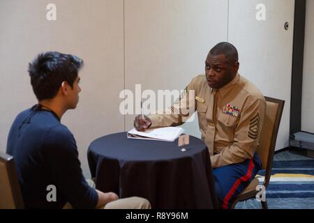 Master Sgt. Damian Cason, Vielfalt Engagement Chief, Marine Corps Recruiting Befehl, führt ein Interview mit einem Schüler teilnehmen, Latinos in Wissenschaft und Technik Leadership Academy (maes). MAES wurde 1974 gegründet, um die Zahl der Latinos in den Ingenieurwissenschaften zu erhöhen, technischen, mathematischen und naturwissenschaftlichen Bereichen. Die Mission der Organisation zu fördern, zu pflegen und zu ehren Spitzenleistungen in Bildung und Führung unter Latinos Ingenieure und Wissenschaftler. Stockfoto