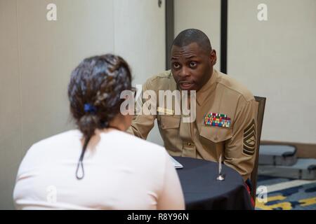 Master Sgt. Damian Cason, Vielfalt Engagement Chief, Marine Corps Recruiting Befehl, führt ein Interview mit einem Schüler teilnehmen, Latinos in Wissenschaft und Technik Leadership Academy (maes). MAES wurde 1974 gegründet, um die Zahl der Latinos in den Ingenieurwissenschaften zu erhöhen, technischen, mathematischen und naturwissenschaftlichen Bereichen. Die Mission der Organisation zu fördern, zu pflegen und zu ehren Spitzenleistungen in Bildung und Führung unter Latinos Ingenieure und Wissenschaftler. Stockfoto