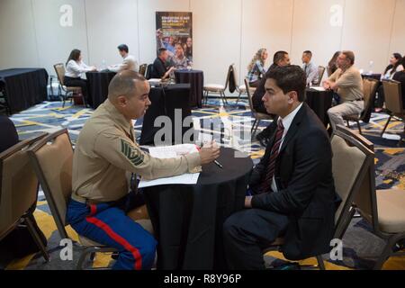 Master Sgt. Abiud Montes, Recruiting Support Officer mit 6 Marine Corps Bezirk, führt ein Interview mit einem Schüler teilnehmen, Latinos in Wissenschaft und Technik Leadership Academy (maes). MAES wurde 1974 gegründet, um die Zahl der Latinos in den Ingenieurwissenschaften zu erhöhen, technischen, mathematischen und naturwissenschaftlichen Bereichen. Die Mission der Organisation zu fördern, zu pflegen und zu ehren Spitzenleistungen in Bildung und Führung unter Latinos Ingenieure und Wissenschaftler. Stockfoto