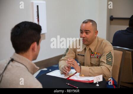 Master Sgt. Abiud Montes, Recruiting Support Officer mit 6 Marine Corps Bezirk, führt ein Interview mit einem Schüler teilnehmen, Latinos in Wissenschaft und Technik Leadership Academy (maes). MAES wurde 1974 gegründet, um die Zahl der Latinos in den Ingenieurwissenschaften zu erhöhen, technischen, mathematischen und naturwissenschaftlichen Bereichen. Die Mission der Organisation zu fördern, zu pflegen und zu ehren Spitzenleistungen in Bildung und Führung unter Latinos Ingenieure und Wissenschaftler. Stockfoto