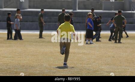 Die vierte und die fünfte - Schüler von Palm Vista Grundschule spielen kickball mit Marines vom 3 Bataillon, 4 Marine, 7 Marine Regiment bei Victory Park nach der jährlichen Schlacht Farbe Zeremonie bei Lance Cpl. Torrey L. grauen Feld an Bord Marine Corps Air Ground Combat Center, Twentynine Palms, Calif., 8. März 2017. 3/4 nahm die Grundschule, um Mentor, um die Kinder zu. Stockfoto