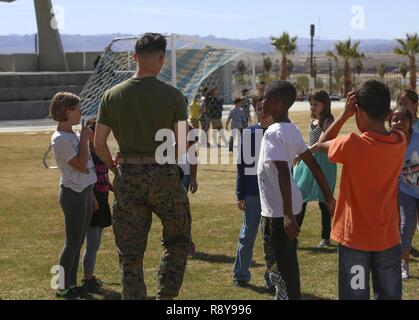 Marines mit 3 Bataillon, 4 Marine, 7 Marine Regiment interagieren mit dem vierten und fünften Klasse aus Palm Vista Grundschule an der Victory Park im Park des Sieges nach der jährlichen Schlacht Farbe Zeremonie bei Lance Cpl. Torrey Feld an Bord Marine Corps Air Ground Combat Center, Twentynine Palms, Calif., 8. März 2017. 3/4 nahm die Grundschule, um Mentor, um die Kinder zu. Stockfoto