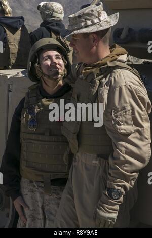 Amanda Boos, Ehefrau von Kapitän Jonathon Boos, 1 Tank Battalion, spricht mit ihrem Mann während des Bataillon Jane Wayne Tag im Bereich 500 an Bord Marine Corps Air Ground Combat Center, Twentynine Palms, Calif., 2. März 2017. Der Fall ist ein Handgerät Zusammenhalt zu stärken und gleichzeitig die Ehegatten, um zu sehen, was ihre Marinesoldaten und Matrosen auf einer täglichen Basis. Stockfoto