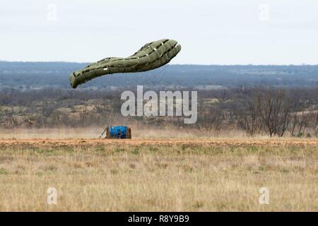 Mitglieder von der 39th Airlift Squadron, 40, und 317 Operations Support Squadron drop Cargo bei einem Wettbewerb März 8, 2017, Bronte, Texas. Das Rodeo ist eine freundliche Konkurrenz zwischen dem 39., 40. und 317. OSS, die in verschiedenen Veranstaltungen, wie Beladen, Boden und Flugbetrieb, verdient sie prahlenden Rechte für das Jahr konkurrieren. Stockfoto