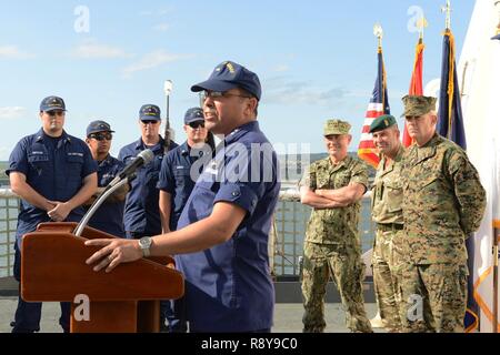 Hintere Adm. Vincent Atkins, Commander, Coast Guard 14. Bezirk, spricht mit Verehrte Besucher und Besatzungsmitgliedern an Bord der U.S. Coast Guard Cutter Munro (WMSL 755) in Honolulu, 8. März 2017. Munro ist das sechste von neun geplanten National Security Cutter und die zweite Cutter nach Einweisende First Class Douglas A. Munro, die nur Küstenwache Mitglied der Ehrenmedaille für Aktionen, die während der guadalcanal Kampagne zu erhalten, genannt zu werden. Stockfoto