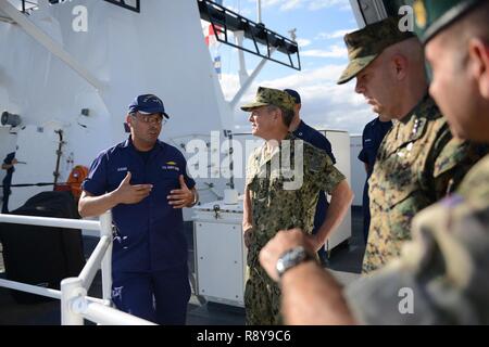 Hintere Adm. Vincent Atkins, Commander, Coast Guard 14. Bezirk, spricht mit Adm. Harry Harris, Jr., Commander, US Pacific Command, an Bord der U.S. Coast Guard Cutter Munro (WMSL 755) über die neuesten nationalen der Coast Guard Security Cutter in Honolulu, am 8. März. 2017. Munro ist das sechste von neun geplanten National Security Cutter und den vierten Platz in der an der Westküste in Alameda, Kalifornien homeported werden Stockfoto