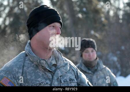 Staff Sgt. Daniel Boswell erklärt die skijouring Ereignis für die US-Armee Alaska Winter Spiele am Fort Wainwright, Alaska, 9. März 2017. Veranstaltungen in diesem Jahr gehören Downhill Ski Racing, live-fire biathlon Range, Stress schießen, land Navigation, Skijöring, Einrichten der Arktis 10-Mann Zelt und Herd richtig, und die Bewertung und Behandlung von einem Unfall in der extremen Kälte. Als Amerika's Arctic Krieger und Experten der US-Armee in Überlebenden, Betrieb, kämpfen und gewinnen in extrem kalten Wetter und Höhenlage Umgebungen, alle Fertigkeiten, die während der Spiele getestet sind kritisch für alle USARAK Soldi Stockfoto