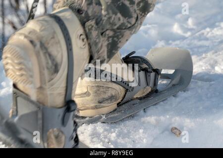 Soldaten Schneeschuhwanderung durch das Land navigation Teil der US-Armee Alaska Winter Spiele am Fort Wainwright, Alaska, 9. März 2017. Veranstaltungen in diesem Jahr gehören Downhill Ski Racing, live-fire biathlon Range, Stress schießen, land Navigation, Skijöring, Einrichten der Arktis 10-Mann Zelt und Herd richtig, und die Bewertung und Behandlung von einem Unfall in der extremen Kälte. Als Amerika's Arctic Krieger und Experten der US-Armee in Überlebenden, Betrieb, kämpfen und gewinnen in extrem kalten Wetter und Höhenlage Umgebungen, alle Fertigkeiten, die während der Spiele getestet sind kritisch für alle USARAK Soldat Stockfoto