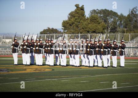 Us-Marines mit dem United States Marine Corps leise Bohren Platoon, Schlacht Farbe loslösung, Marine Barracks Washington, D.C., führen Sie während der Schlacht Farbe Zeremonie am 11 Bereich Fußball Feld in Camp Pendleton, Kalifornien, 9. März 2017. Die Zeremonie zum "Der Kommandant, "United States Marine Drum & Bugle Corps, die Stille Bohren Platoon, und die offizielle Farbe Schutz des Marine Corps. Stockfoto