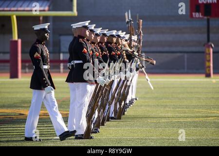 Us-Marines mit dem United States Marine Corps leise Bohren Platoon, Schlacht Farbe loslösung, Marine Barracks Washington, D.C., führen Sie während der Schlacht Farbe Zeremonie am 11 Bereich Fußball Feld in Camp Pendleton, Kalifornien, 9. März 2017. Die Zeremonie zum "Der Kommandant, "United States Marine Drum & Bugle Corps, die Stille Bohren Platoon, und die offizielle Farbe Schutz des Marine Corps. Stockfoto