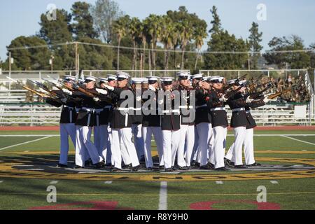 Us-Marines mit dem United States Marine Corps leise Bohren Platoon, Schlacht Farbe loslösung, Marine Barracks Washington, D.C., führen Sie während der Schlacht Farbe Zeremonie am 11 Bereich Fußball Feld in Camp Pendleton, Kalifornien, 9. März 2017. Die Zeremonie zum "Der Kommandant, "United States Marine Drum & Bugle Corps, die Stille Bohren Platoon, und die offizielle Farbe Schutz des Marine Corps. Stockfoto