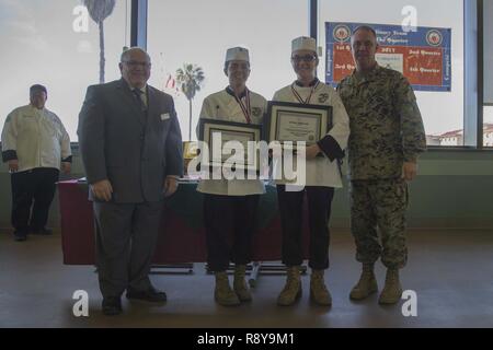 Herr Allen Berue, Bezirksleiter, Sodexo Camp Pendleton, ganz links, US Marine Corps Sgt. Rachel Ross, Feld durcheinander Unteroffizier, Mitte links, Lance Cpl. Jodeci Albertson, Mitte rechts, 1. Marine Division, und Brig. Gen. Kevin J. Killea, Kommandierender General, Marine Corps Installationen West, Marine Corps Base Camp Pendleton, ganz rechts, für ein Foto während der Preisverleihung Pose für das kulinarische Team des Quartals Konkurrenz an den 41 Bereich Mess Hall in Camp Pendleton, Kalifornien, 8. März 2017. Stockfoto