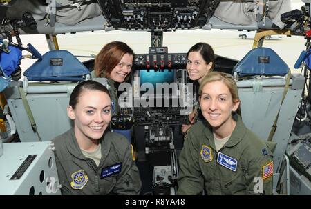 Oberstleutnant Jasmin Stille, 350 Air Refuelling Squadron Commander, Kapitän Rachel Quirarte, 349 ARS-Pilot, Staff Sgt. Danielle Warren, 344 ARS Boom Operator und Maj. Chrystina Jones, 22 Luftbetankung Flügel Pläne und Programme, stellvertretender Leiter, sitzen in einer KC-135 Stratotanker Februar 23, 2017 McConnell Air Force Base, Kan. Alle vier nahmen an der Frauen in der Luftfahrt Internationale Konferenz März 2-5, Orlando, Florida, 2017. Stockfoto