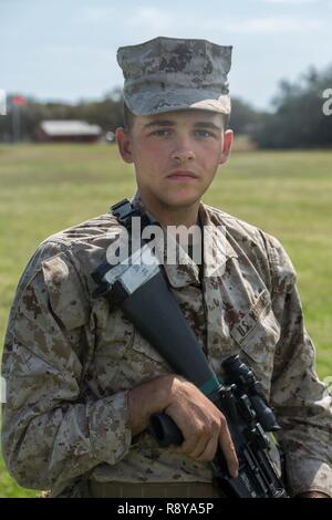 Rct. James R. Blake, eine 18-jährige gebürtige von Salem, Ohio, ist derzeit Ausbildung bei der Marine Corps Recruit Depot Parris Island, S.C., in der Hoffnung auf den Titel United States Marine. Blake ist Training mit Platoon 1021, Delta, 1 Recruit Training Bataillon, und ist Absolvent am 7. April 2017 geplant. "Ich alle Amerikaner übergeben Freiheit von denen, die in der Vergangenheit gedient", sagte Blake, der Salem High School im Jahr 2016 absolvierte Glauben. "Ich möchte, dass die Freiheit zu tilgen." Rund 19.000 Rekruten auf Parris Island jährlich kommen für die Chance, United States Marines werden durch dauerhafte 12. Stockfoto