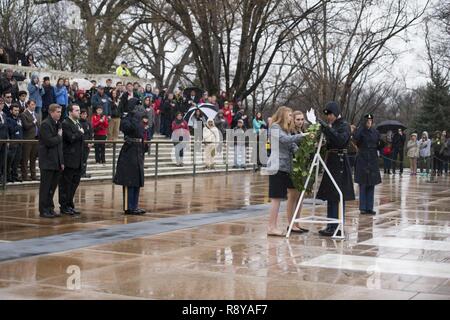 Von der Linken, Andrew Pogue, aus Missouri; Dakota Fleury, aus Washington, D.C.; Marion Lovett, aus New Hampshire, und Amanda Finnegan, aus South Dakota; stellen die Schülerinnen und Schüler die Teilnahme an den Senat der Vereinigten Staaten Programm Jugend während einer Kranzniederlegung am Grab des unbekannten Soldaten in Arlington National Cemetery, 10. März 2017 in Arlington, Virginia. Die Studenten auch das Memorial Amphitheater Anzeige Zimmer tourte. Stockfoto