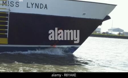 Die 120-Fuß-Offshore Supply Vessel, Miss Lynda, macht Weg in Louisiana März 9, 2017, nachdem sie frei von Erdung auf der West Cameron Stege. Coast Guard Marine Safety Unit Lake Charles Incident Management Response Personal reagiert und einer Bergungsgruppe Plan für sichere potentialfreie des Schiffes koordiniert. Stockfoto