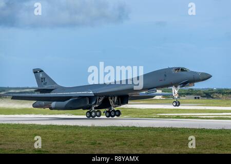 Ein US Air Force B-1B Lancer auf den 9 Expeditionary Bomb Squadron zugeordnet, bereitgestellt von Dyess Air Force Base, Texas, hebt ab 10. März 2017, bei der Andersen AFB, Guam. Das B-1-B's sind zu Andersen als Teil des US Pacific Command (USPACOM) Kontinuierliche Bomber Präsenz im Einsatz sind. Dieses vorwärts bereitgestellt Präsenz zeigt weiterhin US-Engagement für Stabilität und Sicherheit in der Indo-Asia-Pazifik-Region. Wesentlich ist, dass diese Bomber Drehungen bieten Pacific Air Kräfte und uspacom Kommandeure eine erweiterte Abschreckung. Stockfoto