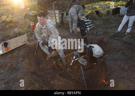 Spc. Kevin DeVries, einem Mörser Schütze mit einer Truppe, die 1. Staffel, 91st Cavalry Regiment, 173Rd Airborne Brigade ausgräbt Schmutz für die Besiedlung der Grundplatte für eine 120 mm Mörser während der Live-Fire Training bei Ausübung echten Tauwetter in Santa Margarida, Portugal, 10. März 2017. Übung echten Tauwetter ist eine portugiesische-geführten großen gemeinsamen und kombinierte Kraft ausüben, zur Entwicklung und Förderung der internationalen Zusammenarbeit im Bereich der Luft und Land taktische Schulung. Die weiterhin Beiträge in die Luft und Kampfhandlungen Bereitschaft zu entwickeln und zu verbessern sind wichtig für die Aufrechterhaltung der Sicherheit und Aufbau einer Partnerschaft Capaci Stockfoto