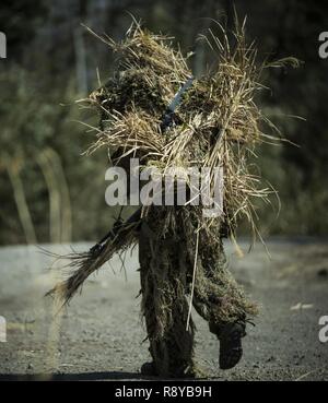 Ein Japan Masse Verteidigung-kraft Scout Sniper Manöver in Richtung zu seinem Ziel während der Übung Wald Licht 17-1 bei Somagahara, Japan, 10. März 2017. Wald Licht ist eine der verschiedenen bi-laterale Ausbildungsmöglichkeiten geleitet durch JGSD und bereitgestellt, US-Marine das dauerhafte Engagement der beiden Länder zu Frieden, Stabilität und Wohlstand in der gesamten Region. Die japanischen Soldaten sind mit 30 Infanterie- Regiments und partnering mit Marines vom 2 Bataillon, 3. Marine Regiment. Stockfoto