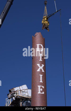 Dixie Schornstein Abriss. Lexington, NC. Lexington Home Marken Werk Nr. 1 smoke Stack domolished nach dem Brand der einst wohlhabenden ma zerstört Stockfoto