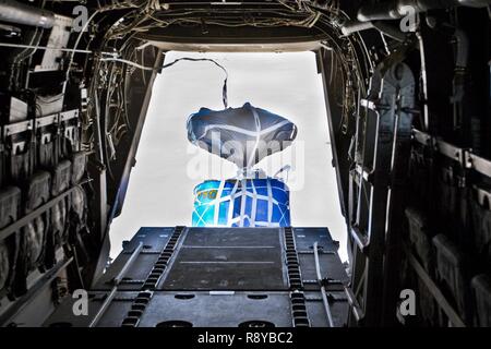 Ein container Delivery System (CDS) zum lastenabwurf aus der Rückseite eines Marine Medium Tiltrotar Squadron - 165 (VMM-165) MV-22 Osprey bei einer gemeinsamen airdrop Mission in Südwestasien, auf März 9, 2017. Stockfoto