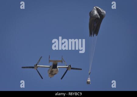 Ein container Delivery System (CDS) zum lastenabwurf aus der Rückseite eines Marine Medium Tiltrotar Squadron - 165 (VMM-165) MV-22 Osprey bei einer gemeinsamen airdrop Mission in Südwestasien, auf März 9, 2017. Stockfoto