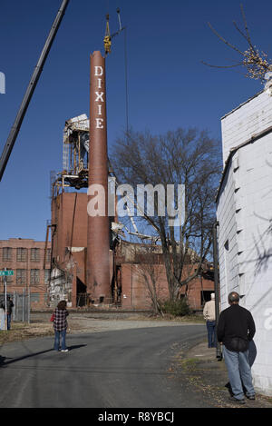 Dixie Schornstein Abriss. Lexington, NC. Lexington Home Marken Werk Nr. 1 smoke Stack domolished nach dem Brand der einst wohlhabenden ma zerstört Stockfoto