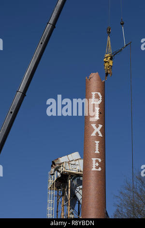 Dixie Schornstein Abriss. Lexington, NC. Lexington Home Marken Werk Nr. 1 smoke Stack domolished nach dem Brand der einst wohlhabenden ma zerstört Stockfoto