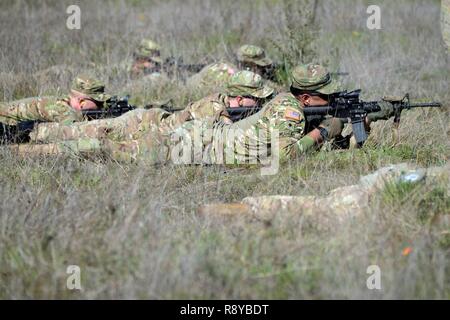 Us-Armee Fallschirmjäger mit 1St Squadron, 91st Cavalry Regiment, 173Rd Airborne Brigade M-4 Karabiner zeroing während der Übung Real Tauwetter in Tancos, Portugal, 08.März 2017. Übung echten Tauwetter ist eine portugiesische-geführten großen gemeinsamen und kombinierte Kraft ausüben, zur Entwicklung und Förderung der internationalen Zusammenarbeit im Bereich der Luft und Land taktische Schulung. . ( Stockfoto