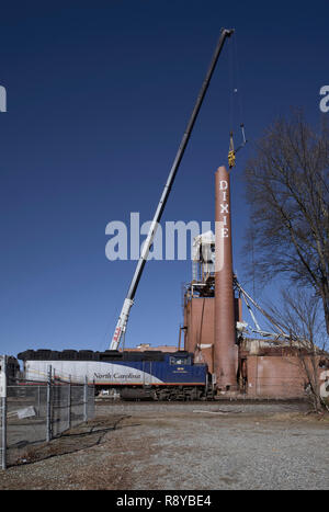 Dixie Schornstein Abriss. Lexington, NC. Lexington Home Marken Werk Nr. 1 smoke Stack domolished nach dem Brand der einst wohlhabenden ma zerstört Stockfoto