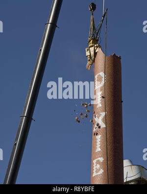 Dixie Schornstein Abriss. Lexington, NC. Lexington Home Marken Werk Nr. 1 smoke Stack domolished nach dem Brand der einst wohlhabenden ma zerstört Stockfoto