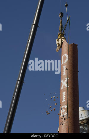 Dixie Schornstein Abriss. Lexington, NC. Lexington Home Marken Werk Nr. 1 smoke Stack domolished nach dem Brand der einst wohlhabenden ma zerstört Stockfoto