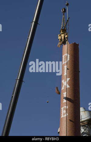 Dixie Schornstein Abriss. Lexington, NC. Lexington Home Marken Werk Nr. 1 smoke Stack domolished nach dem Brand der einst wohlhabenden ma zerstört Stockfoto