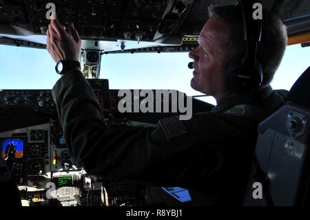 Pennsylvania Luft Nationalgarde fliegen in einem KC-135 von Pittsburgh die 171St Air Refuelling Flügel tankt ein A-10-Flugzeuge am 5. März 2017 Stockfoto