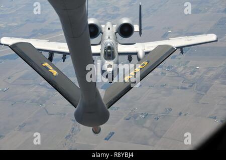 Pennsylvania Luft Nationalgarde fliegen in einem KC-135 von Pittsburgh die 171St Air Refuelling Flügel tankt ein A-10-Flugzeuge am 5. März 2017 Stockfoto