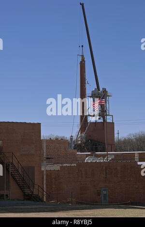 Dixie Schornstein Abriss. Lexington, NC. Lexington Home Marken Werk Nr. 1 smoke Stack domolished nach dem Brand der einst wohlhabenden ma zerstört Stockfoto