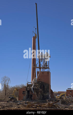 Dixie Schornstein Abriss. Lexington, NC. Lexington Home Marken Werk Nr. 1 smoke Stack domolished nach dem Brand der einst wohlhabenden ma zerstört Stockfoto