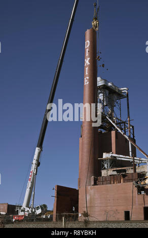 Dixie Schornstein Abriss. Lexington, NC. Lexington Home Marken Werk Nr. 1 smoke Stack domolished nach dem Brand der einst wohlhabenden ma zerstört Stockfoto