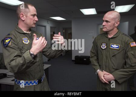 Oberstleutnant Jeff Mrozinski, Links, 305Th Oberinspektor, erklärt die Inspektion Methoden während der Mobilisierung übung Crisis Response 2017 mit Gen. Carlton D. Everhart II verwendet, Air Mobility Command Commander, an der Bekämpfung der Readiness Training Center in Gulfport, Mississippi, 8. März 2017. In der Nähe von 700 AMC-Flieger von der 514th Air Mobility Wing, 305Th Air Mobility Wing, 87th Air Base Wing und die 621St Contingency Response Wing an Joint Base Mc Guire-Dix - Lakehurst, New Jersey, beteiligen sich an der Mobilisierung. Das primäre Ziel dieser Übung ist es für die vier Flügel zu einem Aust bereitstellen Stockfoto