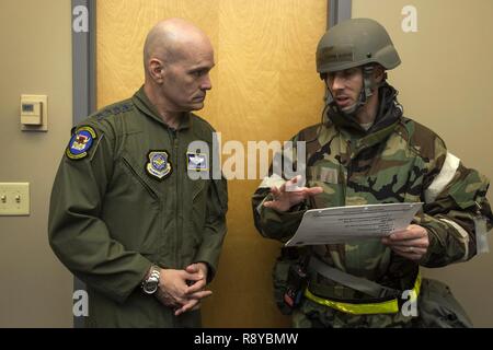 Oberstleutnant Nathan Higgins, rechts, operative Unterstützung 305th Squadron, bespricht Emergency Operations Center Verfahren mit Gen. Carlton D. Everhart II, Air Mobility Command Commander, an der Bekämpfung der Readiness Training Center in Gulfport, Mississippi, 8. März 2017. In der Nähe von 700 AMC-Flieger von der 514th Air Mobility Wing, 305Th Air Mobility Wing, 87th Air Base Wing und die 621St Contingency Response Wing an Joint Base Mc Guire-Dix - Lakehurst, New Jersey, beteiligen sich an der Mobilisierung übung Reaktion auf Krisen 2017. Das primäre Ziel dieser Übung ist es für die vier Flügel in ein streng l bereitstellen Stockfoto