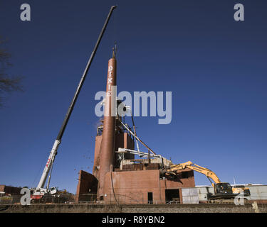 Dixie Schornstein Abriss. Lexington, NC. Lexington Home Marken Werk Nr. 1 smoke Stack domolished nach dem Brand der einst wohlhabenden ma zerstört Stockfoto