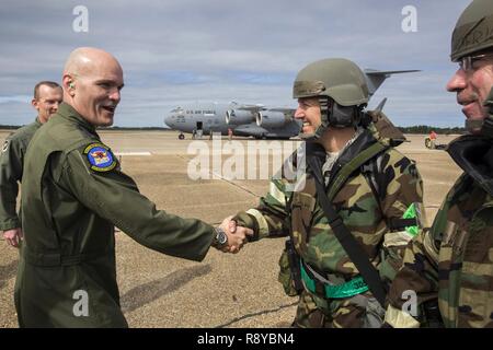 Gen. Carlton D. Everhart II, Links, Air Mobility Command Commander, schüttelt Hände mit Oberstleutnant Gary Charland, 605Th Aircraft Maintenance Squadron Commander, 305Th Air Mobility Wing, an der Bekämpfung der Readiness Training Center in Gulfport, Mississippi, 8. März 2017. In der Nähe von 700 AMC-Flieger von der 514th Air Mobility Wing, 305Th Air Mobility Wing, 87th Air Base Wing und die 621St Contingency Response Wing an Joint Base Mc Guire-Dix - Lakehurst, New Jersey, beteiligen sich an der Mobilisierung übung Reaktion auf Krisen 2017. Das primäre Ziel dieser Übung ist es für die vier Flügel in ein streng Loc bereitstellen Stockfoto