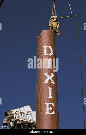 Dixie Schornstein Abriss. Lexington, NC. Lexington Home Marken Werk Nr. 1 smoke Stack domolished nach dem Brand der einst wohlhabenden ma zerstört Stockfoto