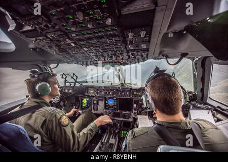 Royal Australian Air Force Flying Officer Doug Izatt und Flight Lieutenant Andrew Muhl, beide Piloten mit der Nr. 36 Squadron, Teilnahme in einer defensiven Systeme Ausbildung Übung mit einem C 17 Globemaster III, während der erweiterte Taktiken Aircrew Kurs (ATAC), oberhalb der Blue Mountains, Australien, 9. März 2017. ATAC wird durch die erweiterte Luftbrücke Taktik Training Center durchgeführt, gegründet aus St. Joseph Mo., das die Mission der Erhöhung der Kriegsführung Wirksamkeit und Überlebensfähigkeit der Mobilität der Streitkräfte. Es ist das erste Mal, dass die AATTC Schulungen im Ausland gelehrt hat. Stockfoto